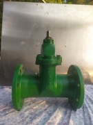 Zasuwa kołnierzowa, żeliwna, 100 mm. Klin uszczelniony gumą