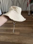 Kapelusz typu bucket z wystrzępieniami