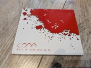 Płyta zespołu Coma - Don't Set Your Dogs on Me wraz z autografami zespołu.