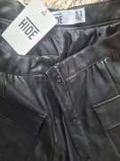 Czarna spódnica skórzana,rozkloszowana zapinana na guziki 