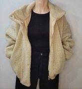 Kurtka ze sztucznego baranka z wysokim kołnierzem 