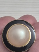 Jeden guzik louis feraud vintage metalowy z perłą