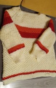 Sweterek ręcznie zrobiony na drutach 