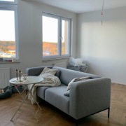 Szara sofa Carrie Westwing z metalowymi nogami 