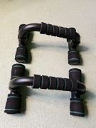 Solidne składane uchwyty do  treningu pompek w  różnej konfiguracji.