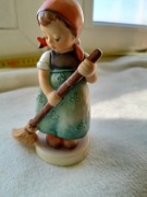 Dziewczynka z miotłą Hummel