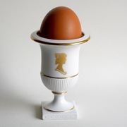 Porcelanowy wazonik lub luksusowa podstawka na jajko