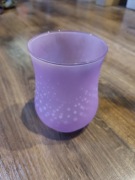 Fioletowy różowy wazon w białe kropki