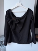 Czarna elegancka bluzka z ozdobną kokardą, rozmiar M odkryte ramiona