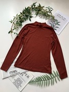 Brązowa bluzka z półgolfem w prążki z wiskozą