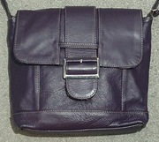 FIOLETOWA TOREBKA SKÓRZANA DAMSKA LISTONOSZKA Z PASKIEM NA RAMIE