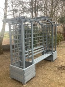 Drewniana pergola ogrodowa z ławką donicami.