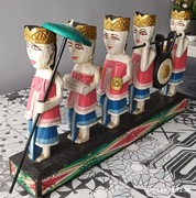 Figurki drewniane na podeście