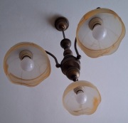 Mosiężny żyrandol w stylu vintage z trzema ramionami.