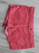 Jeansowe szorty z postrzępionymi nogawkami