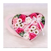 Bukiet zapachowych kwiatów mydlanych w ozdobnym pudełku na prezent