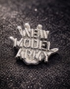 New model army przypinka