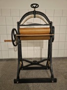 Zabytkowy magiel ręczny 