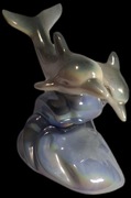 Figurka porcelanowa  delfinów  z perłowy szkliwem
