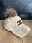 Modna czapka baranek zimowa z daszkiem i pomponem – beżowa