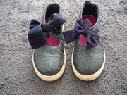 Trzewiki kryte na gumowej podeszwie rozm.33