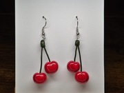 Kolczyki wiszące na biglu wiśnie z modeliny fimo 