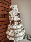 Tort z pieluszek - idealny prezent na baby shower dla chłopca i dziewczynki