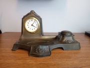 Kominkowy zegar z kałamarzem