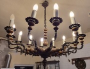 duży piękny żyrandol oraz kinkiet wykonany z drewna