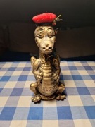 Figurka SMOK WAWELSKI w czapce Krakowskiej – Pamiątka z Krakowa – Retro