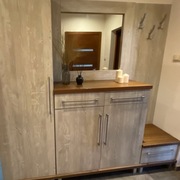 Zestaw mebli do przedpokoju z lustrem.