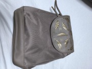 Szary plecak ozdobiony złotymi listkami jaenig