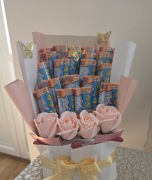 Bukiet/skrzyneczka z róż mydlanych i zdrapek. 