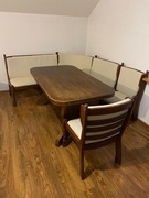 Narożnik, stół i dwa fotele