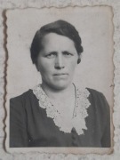 Stare zdjęcie portret kobiety vintage PRL  czarno-biała retro foto