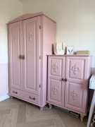Drewniane meble dziecięce – szafa + komoda, styl vintage, róż