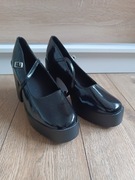 Czarne lakierowane obcasy 