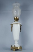 Elegancka lampa naftowa biały opalin kon.XIXw