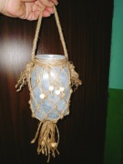 lampion zdobiony sznurkiem wiszący