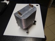 Radiator grawitacyjny bez wentylatora, rozstaw otworów 73x73 mm.