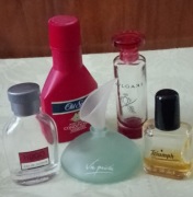 Mała kolekcja miniaturowych pustych  buteleczek po perfumach 