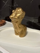 Figurka kobiety złota