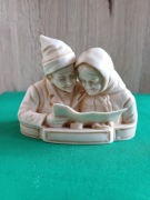 Figurka porcelanowa z biskwitu ,sygnowana