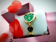 Zegarek walentynkowy zapakowany w pudełko i wstążeczkę do wyboru.