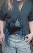 Topshop mała torebka damska skórzana czarna crossbody listonoszka frędzle