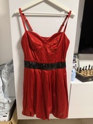 sexi czerwona sukienka na regulowanych ramiączkach idealna na walentynki