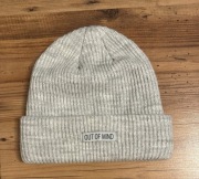 Ciepła czapka beanie z ozdobną naszywką Sinsay