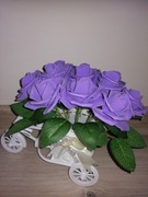 Kompozycja kwiatowa na rowerku z filotowymi piankowymi różami