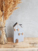 Drewniany domek szary dekoracja