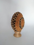 Pisanka wielkanocna jajko zdobione sznurkiem jutowym..